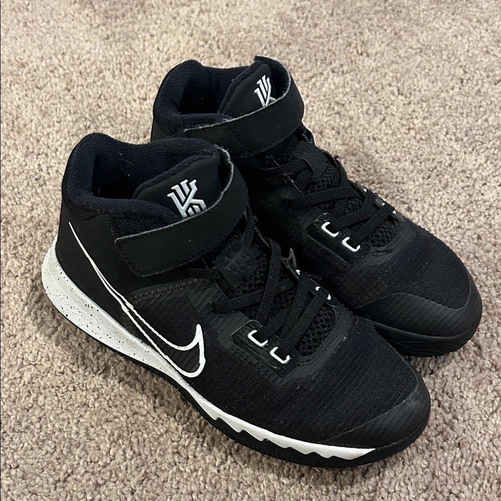 Nike Kyrie Flytrap Kids Black and White Sneakers